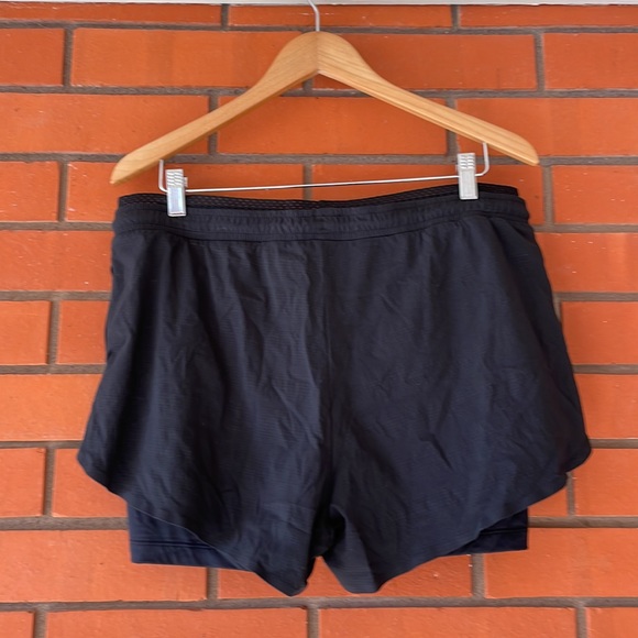 ATHLETA Women's Black CREST 2 in 1 Shortie Shorts Size 14 - Picture 7 of 7